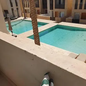 Apartment Serene Pool View 8mins To Marina *