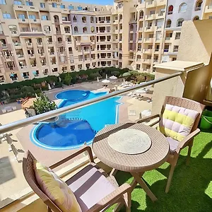 Florenza Blue Sky & Poolview Apartment *